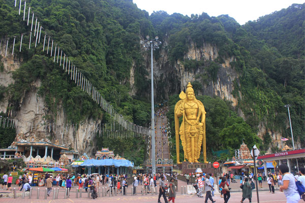 43-метровая позолоченная статуя Муругана и лестница к пещере Бату. Куала-Лумпур. Малайзия.