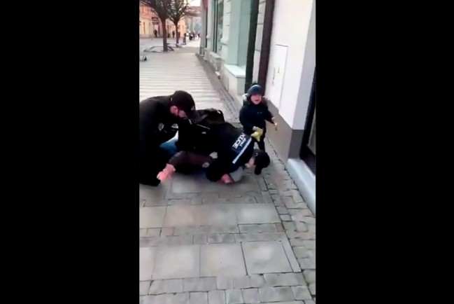 Чешские полицейские жестко задерживают отца ребенка за отсутствия маски возле детсада