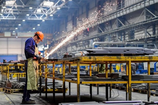 Российский производственный сектор в сентябре сократился четвертый месяц подряд