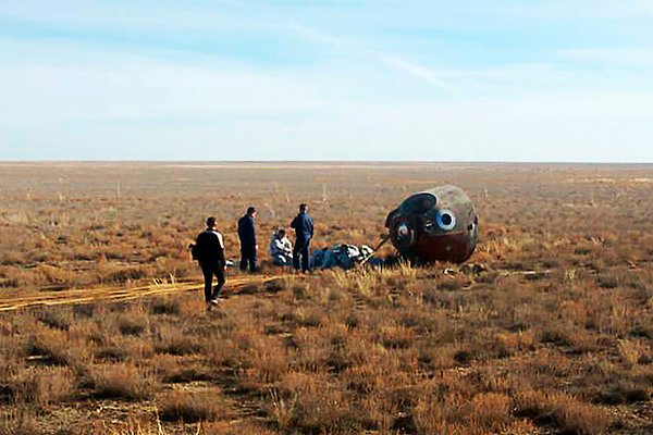 Спасательная капсула корабля «Союза МС-10» в степи Казахстана