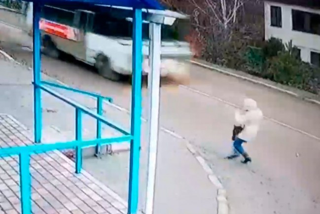 Девушка падает под автобус