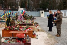 Заленский возлагает цветы погибшим военным на кладбище
