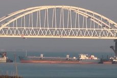 Под Керченским мостом закрыли движение для кораблей