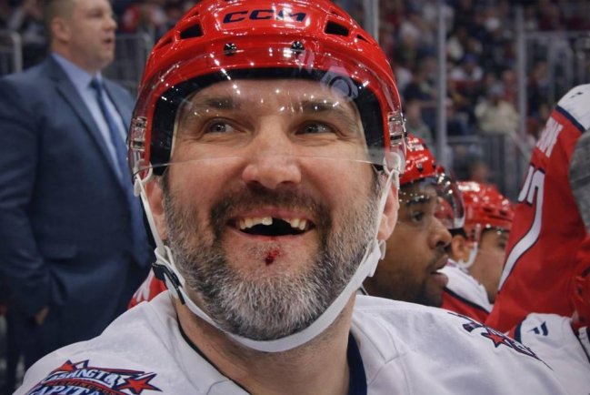 Александр Овечкин получил травму зуба в матче НХЛ «Вашингтон Кэпиталз» — «Чикаго Блэкхокс». 