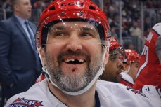 Александр Овечкин получил травму зуба в матче НХЛ «Вашингтон Кэпиталз» — «Чикаго Блэкхокс». 