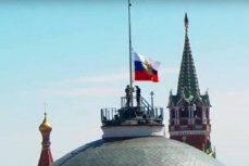 Штандарт президента над Кремлем застрял посередине флагштока. 