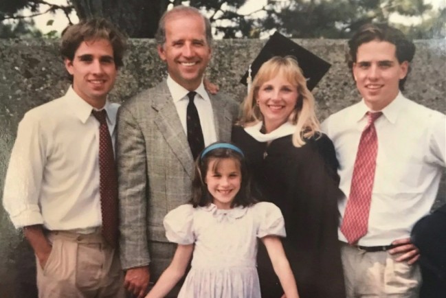 Джо Байден принимал совместный душ с малолетней дочерью Эшли Байден – в США очередной скандал с президентом