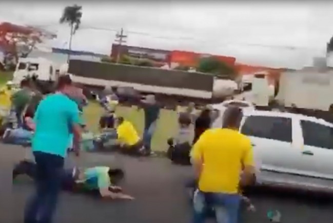 Кадры наезда автомобиля на сторонников Жаира Болсонару в Бразилии: 19 человек пострадали
