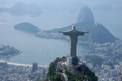 Знаменитая статуя Иисуса Христа с распростёртыми руками на вершине горы Корковаду в Рио-де-Жанейро