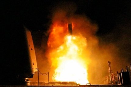 Ракетный крейсер ВМС США "Монтерей" запускает "Томагавк", 14 апреля 2018 года