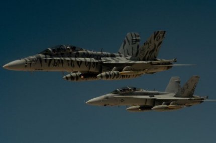 Самолёты F-18 военно-морских сил США.