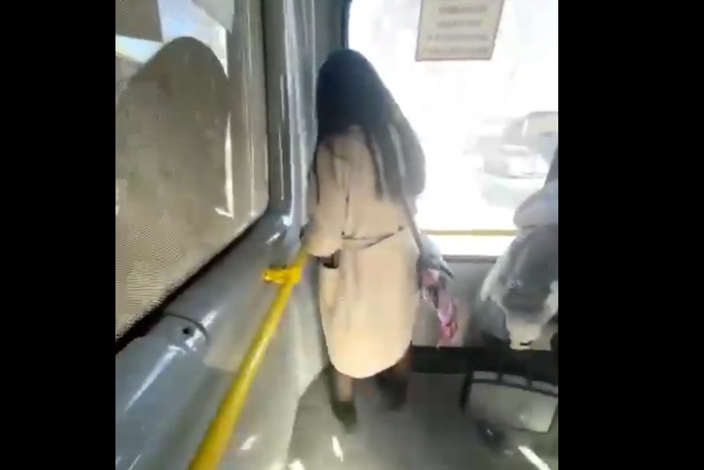 В Екатеринбурге девушка попала на видео делая интимные фотографии в общественном транспорте