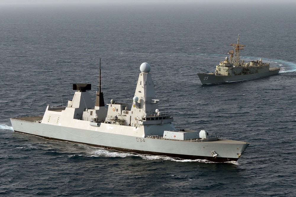 HMS Diamond на манёврах с австралийским фрегатом HMAS Melbourne. 2012 год.