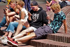 Молодые люди с мобильными телефонами