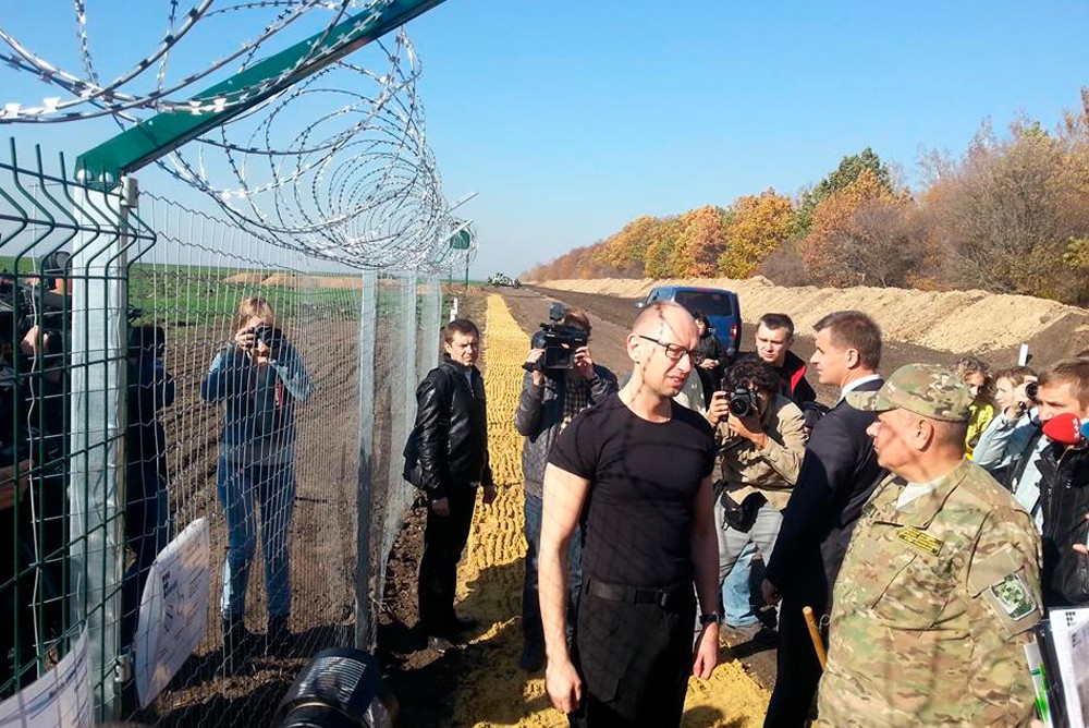 Арсений Яценюк на стройке стены между Россией и Украиной
