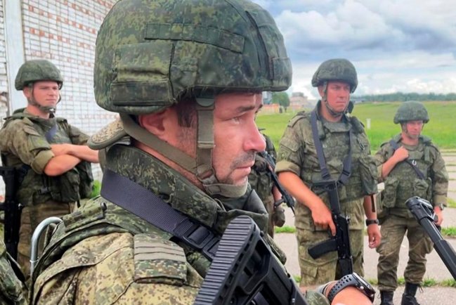 Контрактникам в несколько раз снизили единовременные выплаты
