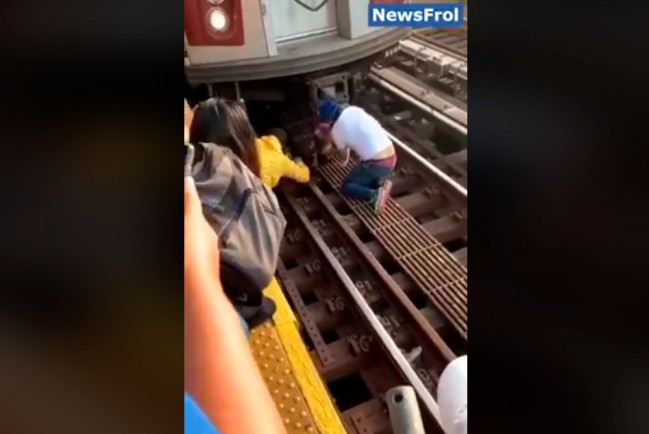 Девочку вытаскивают из-под вагона метро