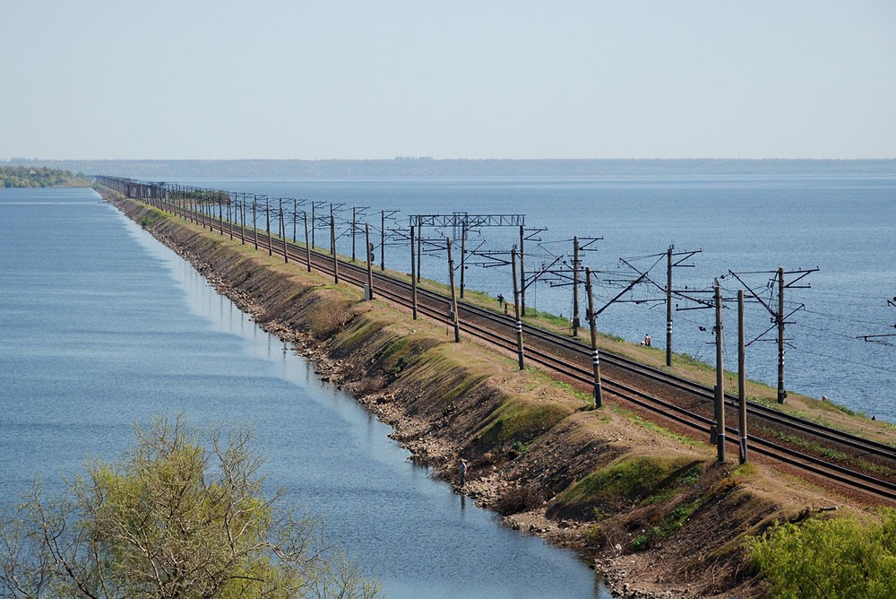 Железная дорога вдоль Каховского водохранилища