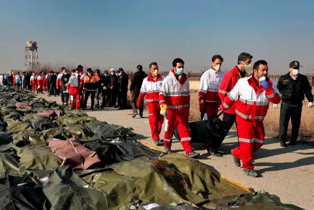 Иранские представители службы спасения собирают останки пассажиров украинского авиалайнера