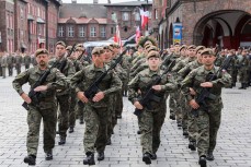 Польские солдаты идут маршем
