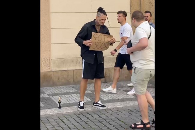 Рэпер Моргенштерн* в Праге предлагал сегодня туристам сфотографироваться за 500 крон