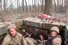 Российский воин убивает украинских боевиков при штурме позиций под Кременной