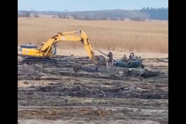 В Ростовской области на границе с Украиной, во время учений застряли в грязи российские танки 