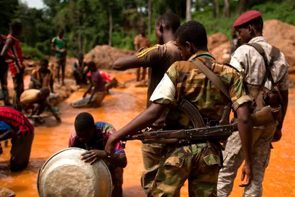 Солдаты контролируют добычу кобальта в Конго