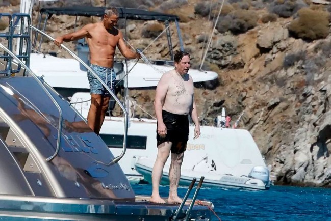 Голый Илон Маск попал на фото во время отдыха на яхте в Греции