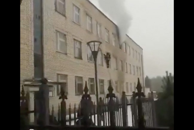 Cлесарь из подмосковного посёлка Горки-25 облил бензином четырёх человек в здании управляющей компании и поджег