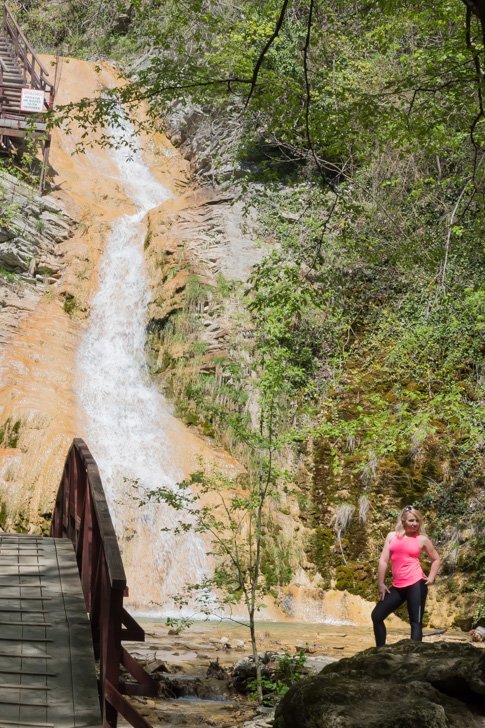 Двойная красота: водопад «Шнурок» и дама в красном