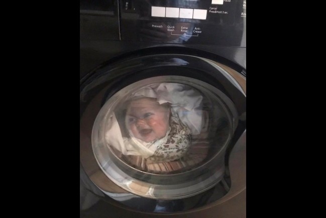 Лицо малыша в барабане стиральной машины