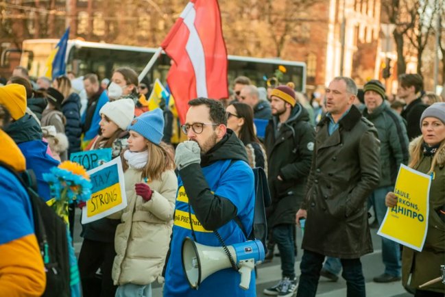 Протестующие в Риге несут флаг Латвии и лозунги в поддержку Украины (март 2022). Латвия – один из самых решительных союзников Киева в противостоянии с Россией