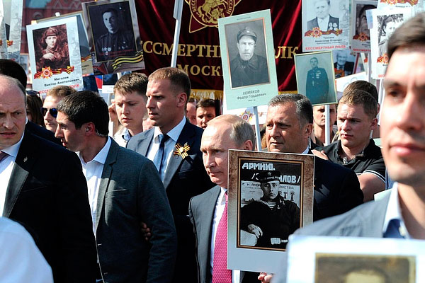 Путин с портретом своего отца-фронтовика во время акции памяти Бессмертный полк.