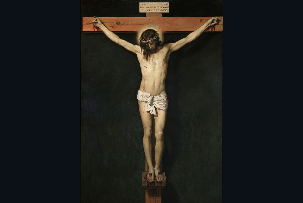 На картине изображен распятый Иисус Христос, и это одна из самых известных религиозных работ севильского художника Диего Веласкеса.