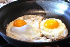 Игнорирование мытья куриных яиц перед готовкой грозит россиянам серьезным пищевым отравлением