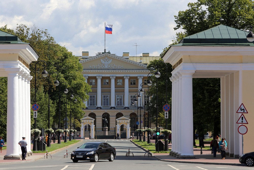 Здание смольного в санкт петербурге