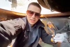Украинский блогер съел на камеру останки танкиста ВСУ