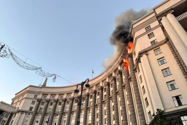 Кадры последствий атаки дронов по зданию правительства в Киеве