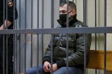 В Петербурге инспектора ГИБДД Александра Колесникова, который сломал руку оперуполномоченной Алёне Юдиной доставили в суд