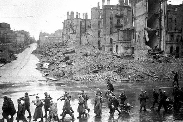 Киев освобожден. Советские войска проходят по ул. Крещатик, ноябрь 1943