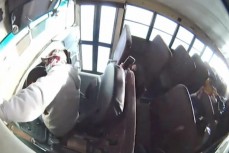 В США авария школьного автобуса попала на видео