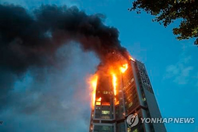 В Южной Корее при пожаре в небоскребе пострадали почти 90 человек