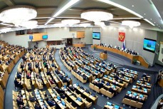 Запрет выезда за границу для чиновников и депутатов невозможен, заявили в Госдуме