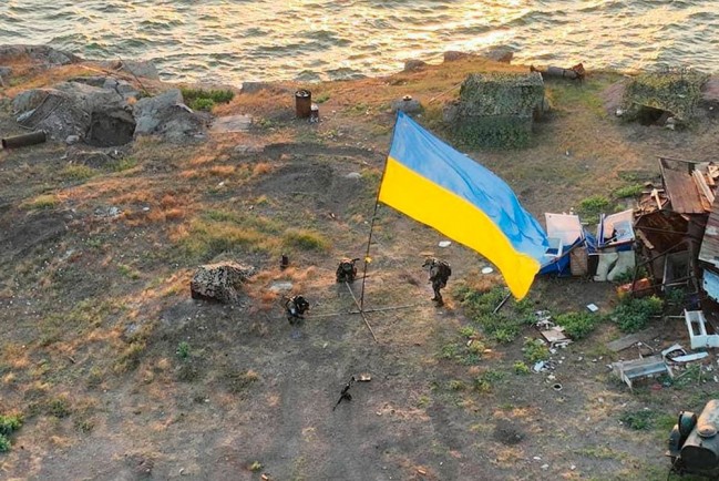 Солдаты ВСУ установили флаг Украины на пустующем острове Змеиный в Черном море 