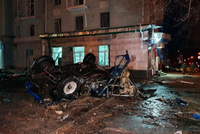 Луганске на стоянке у центра взорван автомобиль, пострадал руководитель представительства ЛНР в СЦКК и водитель