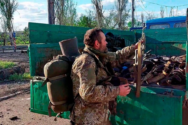 Кадры сдачи оружия боевиками «Азова»* на комбинате «Азовсталь»