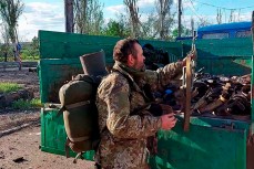 Кадры сдачи оружия боевиками «Азова»* на комбинате «Азовсталь»
