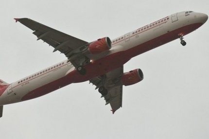 Самолет компании  Air India заходит на посадку