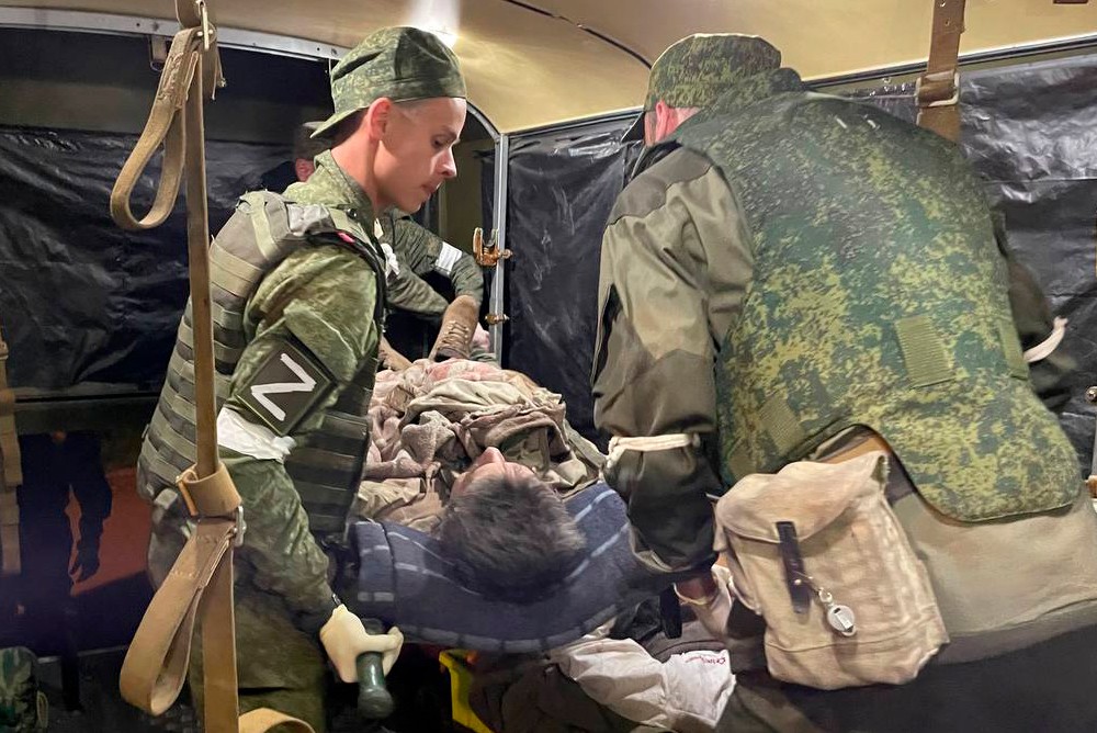 Российская армия помогает раненным нацистам прибыть в больницу